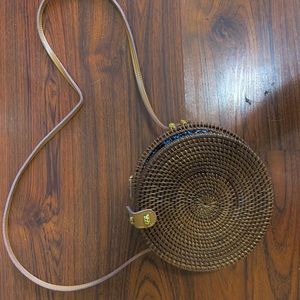 circular straw purse from urban outfitters💐